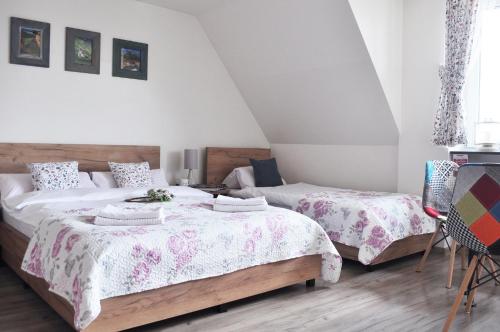 Un pat sau paturi într-o cameră la Pokoje Gościnne UAnny