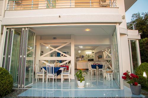 a dining room with a table and chairs at Hotel SUNSET GL in Vlorë