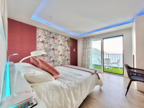 Holiday Feel B - Studio