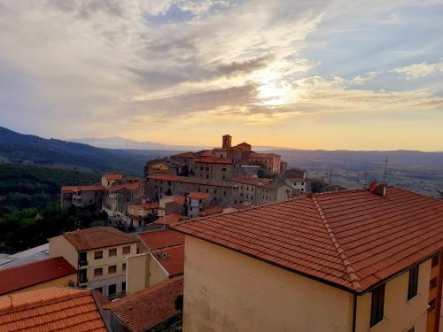 uitzicht op een stad met huizen en daken bij Relax, tramonti, natura e mare. Autentica Maremma in Gavorrano
