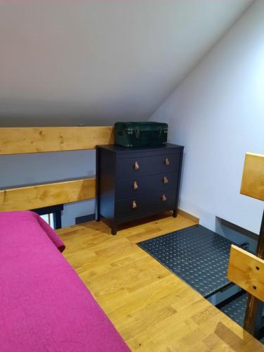 Un pat sau paturi într-o cameră la Chalet à L'orée du bois avec parking