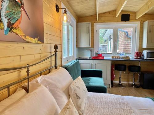 Et opholdsområde på Willow Tree Lodge - Cosy lodge in the heart of the Kent countryside