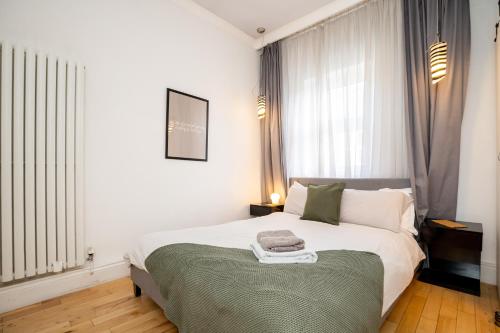 מיטה או מיטות בחדר ב-Le Cwtch - Beautiful 1 bed boutique apartment