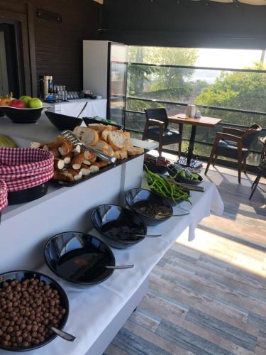 een tafel met veel verschillende soorten voedsel erop bij Hotel Blue Ottoman in Istanbul