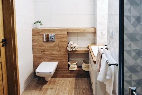 La petite salle de bains est pourvue de toilettes et d'un lavabo. dans l'établissement Luxury in City-4- Free Parking, à Łódź