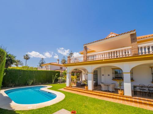 een afbeelding van een huis met een zwembad bij Cubo's Villa Yedra Guadalmar in Málaga