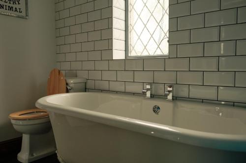 A bathroom at Modern Spacious House - Sleeps 16, Free Parking, Sun Terrace