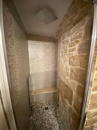 a small bathroom with a stone wall at Suite Spa of Dreams in Bitonto