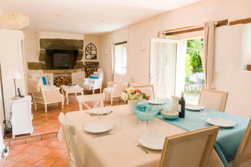 une salle à manger et un salon avec une table et des chaises dans l'établissement Destination Tréguennec !, à Tréguennec