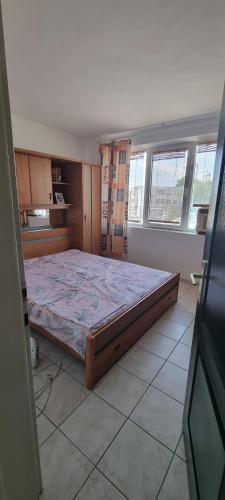 a bedroom with a large bed in a room at CENTRAL APARTAMENT La malul marii 3 camere & Living in Mangalia
