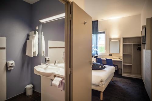 Kylpyhuone majoituspaikassa ACE Hôtel Thionville - Porte du Luxembourg