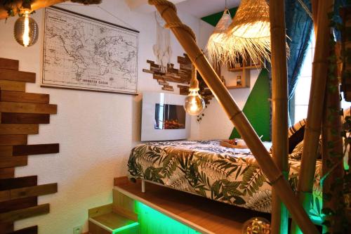Un pat sau paturi într-o cameră la La Cahute H24,Cosy,Port,Plage,Wifi,Netflix