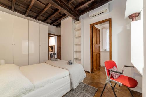 Postel nebo postele na pokoji v ubytování Colosseo & Fori imperiali Wooden Flat