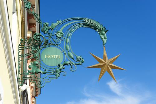 uma placa de hotel com uma estrela num edifício em Hotel & Restaurant Stern em Gmünd