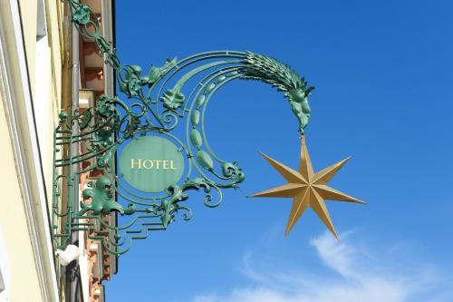 ein Hotel-Schild mit einem Stern auf einem Gebäude in der Unterkunft Hotel & Restaurant Stern in Gmünd