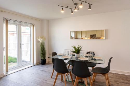 comedor con mesa y sillas en Modern & Spacious Cottage & Private Parking & Leisure en Askern