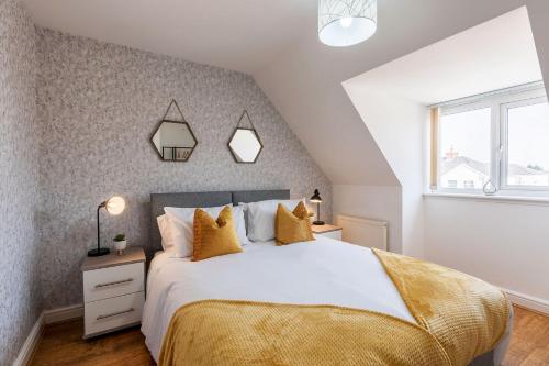 מיטה או מיטות בחדר ב-Modern & Spacious Cottage & Private Parking & Leisure