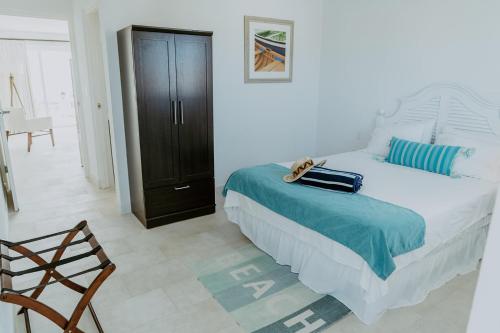 ein Schlafzimmer mit einem Bett und einer Handtasche darauf in der Unterkunft Beachfront Bella Horizonte 5 in Savaneta