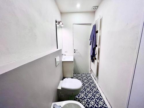 ein kleines Bad mit WC und Waschbecken in der Unterkunft Casa San Giusto in Lucca