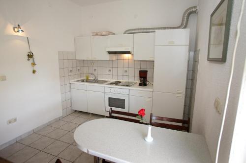 Kuchyňa alebo kuchynka v ubytovaní House Peri