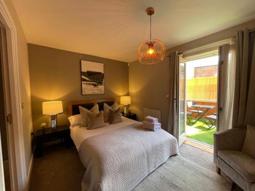 En eller flere senge i et værelse på Vikings Apartment City Centre Exclusive Offers With Private Parking & Terrace