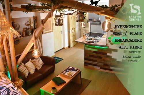 un salon avec un canapé et une table dans l'établissement La Cahute H24,Cosy,Port,Plage,Wifi,Netflix, à La Seyne-sur-Mer