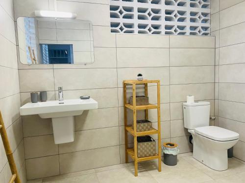 La salle de bains est pourvue d'un lavabo, de toilettes et d'un miroir. dans l'établissement VILLA CORNELIE, à Cayenne