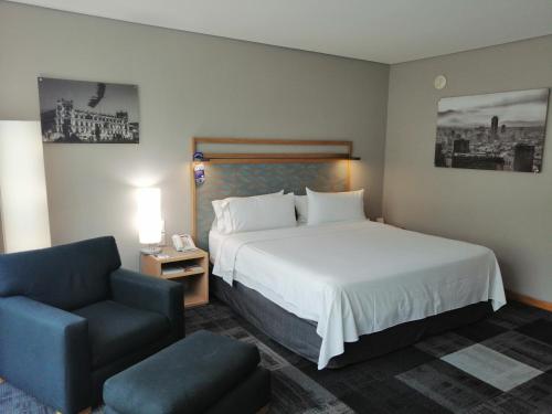Llit o llits en una habitació de Holiday Inn Express Mexico Reforma, an IHG Hotel