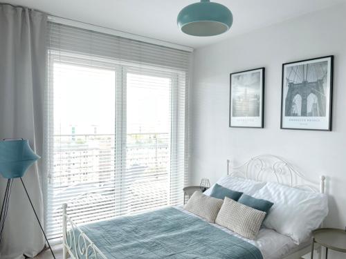 1 dormitorio con cama y ventana grande en SAN APARTMENT 16th floor, en Gdansk