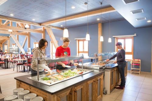 een groep mensen die eten bereiden in een restaurant bij La Bessannaise in Bessans
