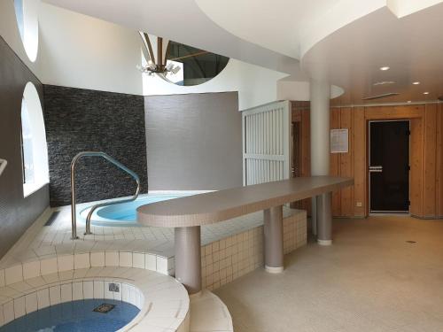 baño con bañera de hidromasaje y jacuzzi en La Bessannaise, en Bessans