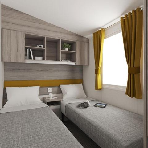 アベラワーにあるThe Dram Van - Beautiful, luxury static caravanのベッド2台と窓が備わる客室です。