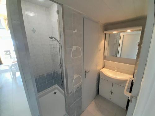 une salle de bain avec une douche, des toilettes et un lavabo dans l'établissement Appartement Village Naturiste Psikedelik, au Cap d'Agde