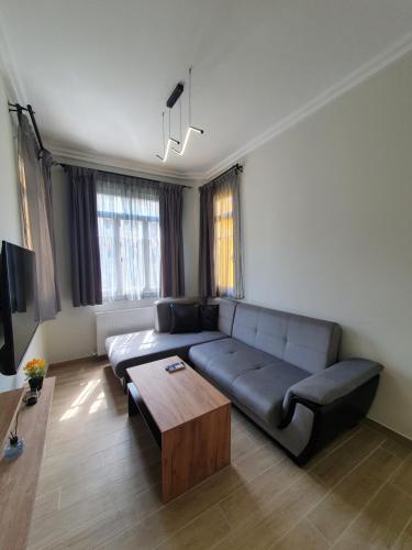 un soggiorno con divano e tavolino da caffè di Egnatia Resort a Salonicco