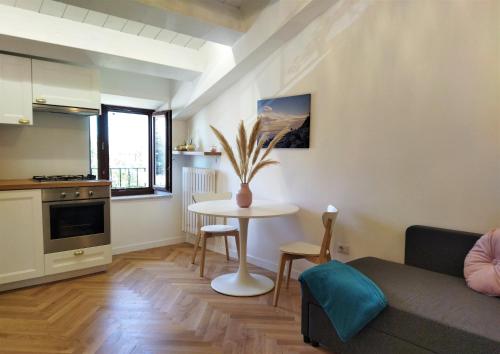 una sala de estar con una mesa y un sofá en Oltremare Numana, en Numana