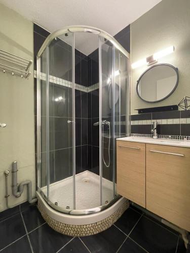 une douche avec une cabine en verre dans une salle de bain dans l'établissement IPANEMA - Canet en Roussillon - Vue mer - 41 m², à Canet