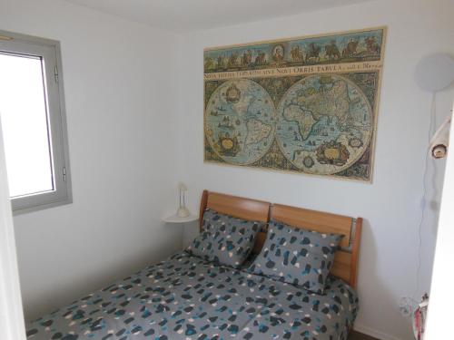 - une chambre avec un lit et une tapisserie sur le mur dans l'établissement IPANEMA - Canet en Roussillon - Vue mer - 41 m², à Canet
