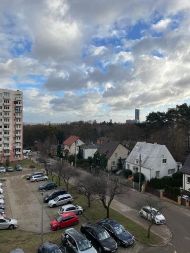 01 Gdańsk Oliwa - Apartament Mieszkanie dla 4 os في غدانسك: مجموعة من السيارات تقف في موقف للسيارات