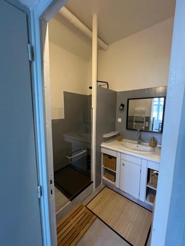 a small kitchen with a sink and a mirror at Appartement 6 personnes - Au coeur du centre ville in Paray-le-Monial