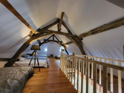 een kamer met een bed en een statief bij Villa 10 pers à 6min du pal in Saint-Pourçain-sur-Besbre