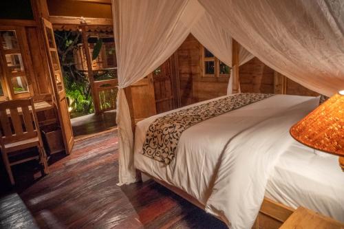 Tempat tidur dalam kamar di Bajalo Cottage Canggu