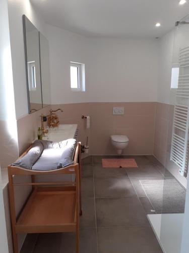 La salle de bains est pourvue d'un lit, d'un lavabo et de toilettes. dans l'établissement Villa 10 pers à 6min du pal, à Saint-Pourçain-sur-Besbre