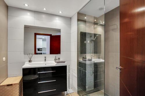 een badkamer met een wastafel en een douche bij LOVELY MOCAN, Pool, Fast Wi-Fi, Padel Court in Palm-mar