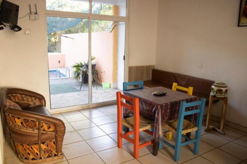 ein Esszimmer mit einem Tisch, Stühlen und einem Fenster in der Unterkunft C4 casa segundo nivel peñita con alberca privada in La Peñita de Jaltemba