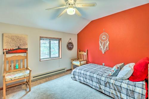 Ένα ή περισσότερα κρεβάτια σε δωμάτιο στο Poconos Home with Private Spa and Fire Pit