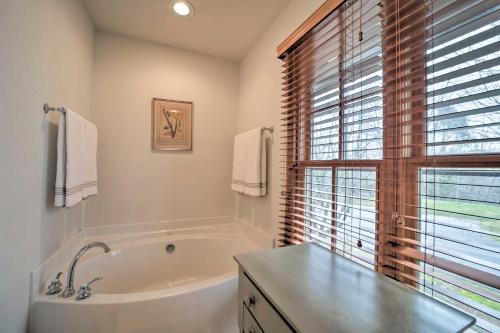 Ένα μπάνιο στο Woodsy Smoky Mtn Hideaway with Grill and Views!