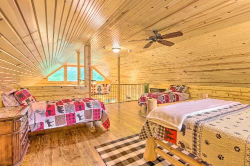 Steelhead Lodge Scenic Double J River Camp tesisinde bir odada yatak veya yataklar