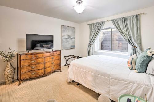 מיטה או מיטות בחדר ב-Luxe Garden-Level Apartment with Sauna and Gym!