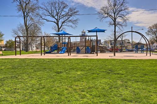 - une aire de jeux dans un parc avec de l'herbe verte dans l'établissement Family-Friendly Port Clinton Home with Private Deck, à Port Clinton