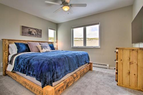 Un ou plusieurs lits dans un hébergement de l'établissement Cozy Montana Condo with Walk to Big Sky Resort!